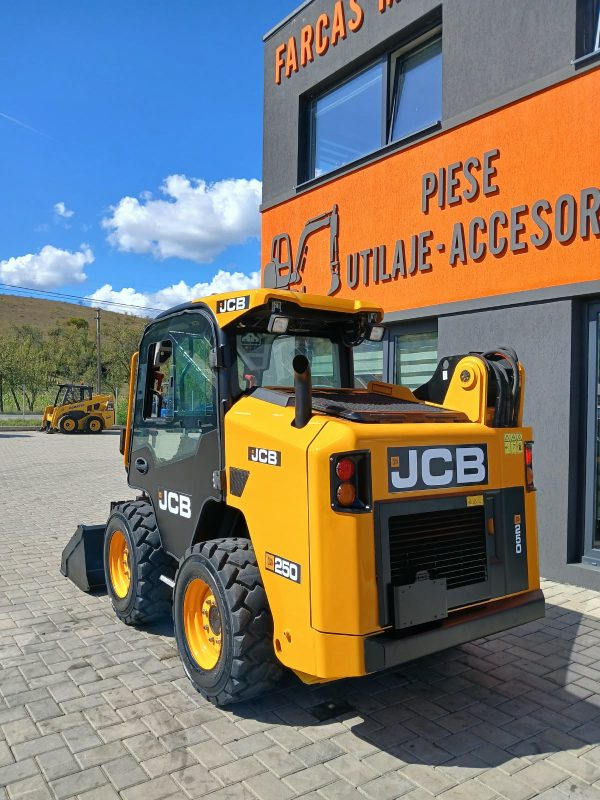 WhatsApp Image 2026-09-14 at 16.35.19 (4) Miniîncărcător JCB T250 de vânzare | 1000 ore |
