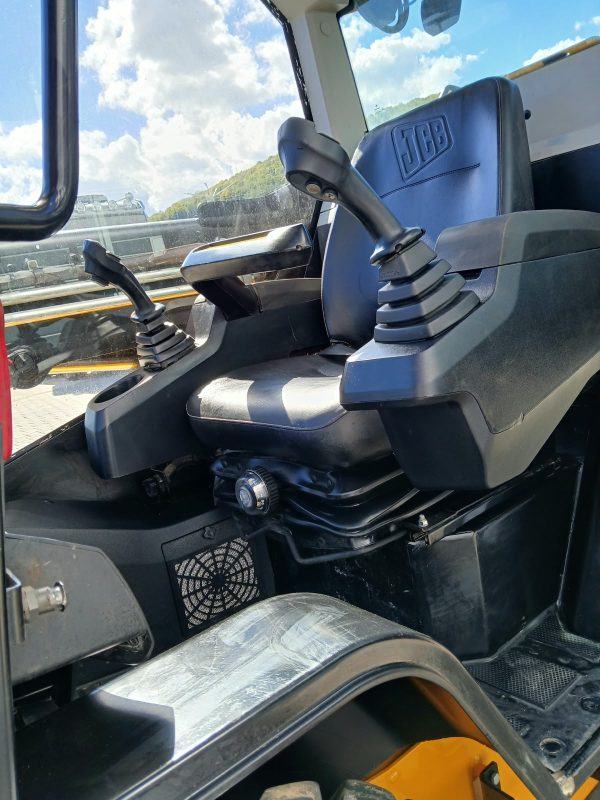 WhatsApp Image 2026-09-14 at 16.35.19 Miniîncărcător JCB T250 de vânzare | 1000 ore |