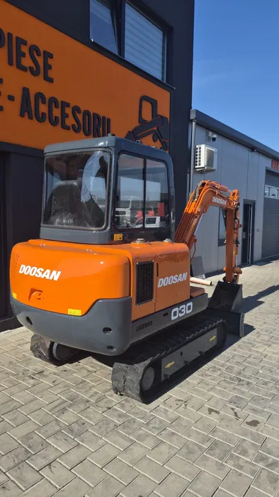 Miniexcavator Doosan 3 tone an 2006 – pregătit de lucru