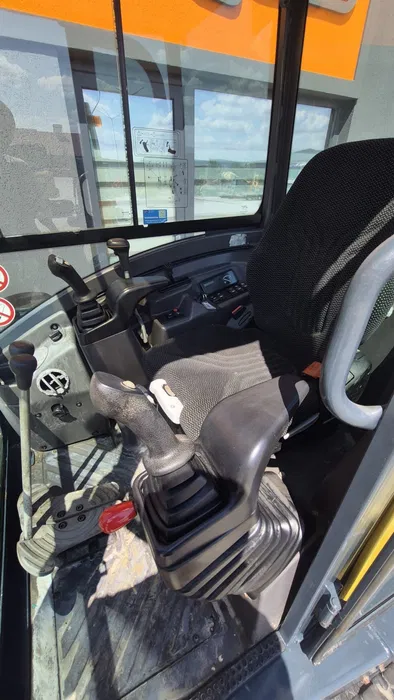 image - 2026-09-09T005023.454 Miniexcavator Volvo ECR25 – 3 cupe, cuplă rapidă și instalație picon
