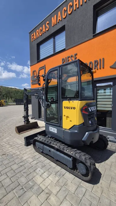 image - 2026-09-09T005033.468 Miniexcavator Volvo ECR25 – 3 cupe, cuplă rapidă și instalație picon