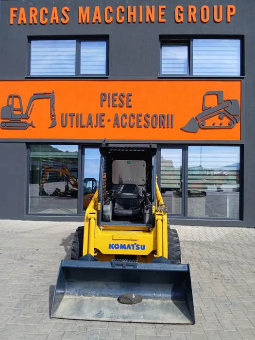 Miniîncărcător frontal Komatsu SK714 – 2800 kg, pregătit de lucru