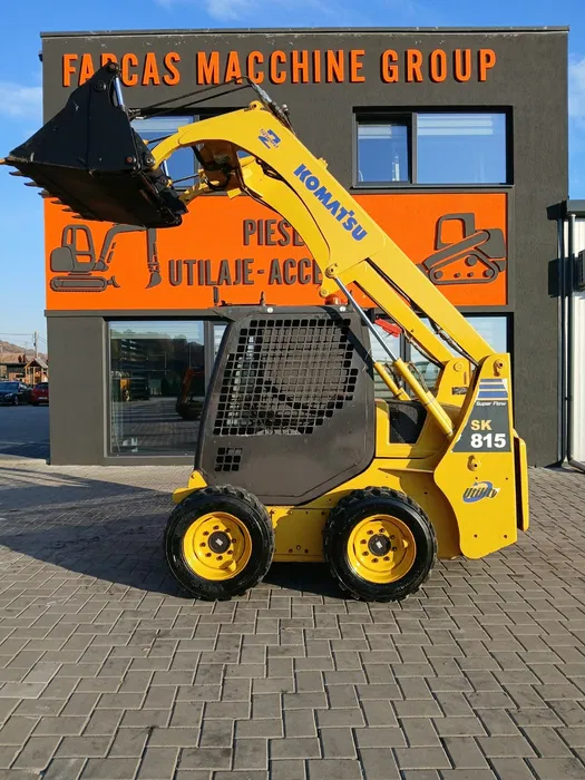 Miniîncărcător Komatsu SK815 – 3000 kg -Cupa multifunctionala