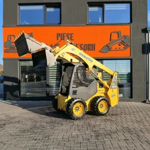 Miniîncărcător Komatsu SK815 – 3000 kg -Cupa multifunctionala