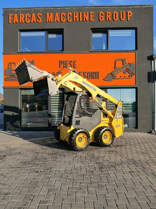 Miniîncărcător Komatsu SK815 – 3000 kg -Cupa multifunctionala