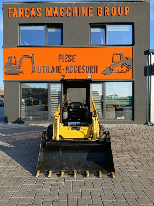 Miniîncărcător Komatsu SK815 – 3000 kg -Cupa multifunctionala