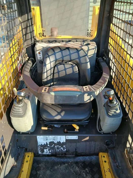 Miniîncărcător Komatsu SK815 – 3000 kg -Cupa multifunctionala