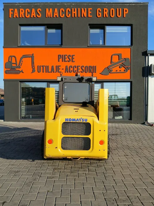 Miniîncărcător Komatsu SK815 – 3000 kg -Cupa multifunctionala