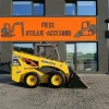 Miniîncărcător Komatsu SK815 – 3000 kg -Cupa multifunctionala