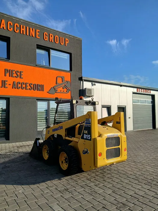 Miniîncărcător Komatsu SK815 – 3000 kg -Cupa multifunctionala